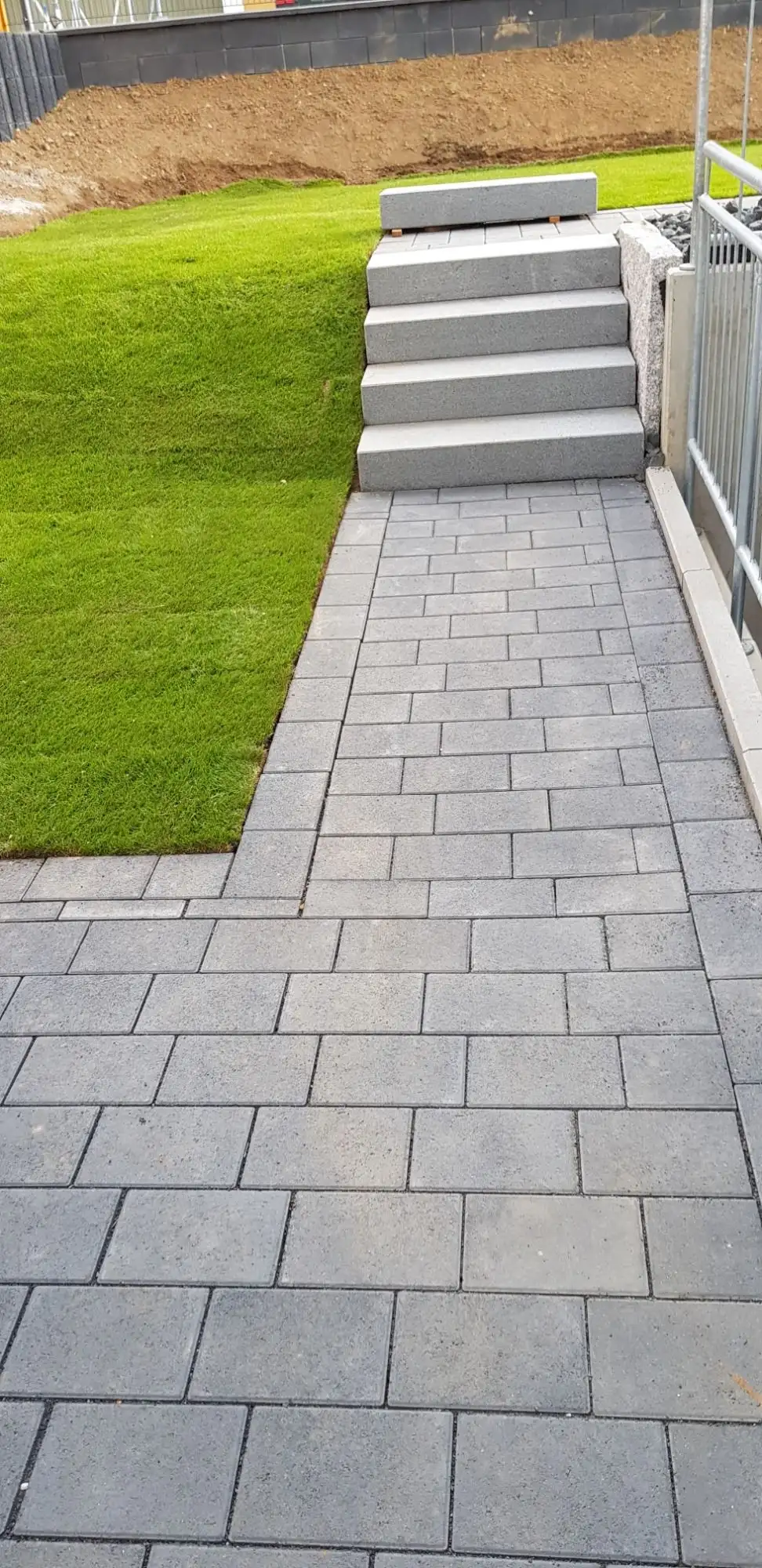 Granit-Blockstufen mit Pflasterweg am Rasen