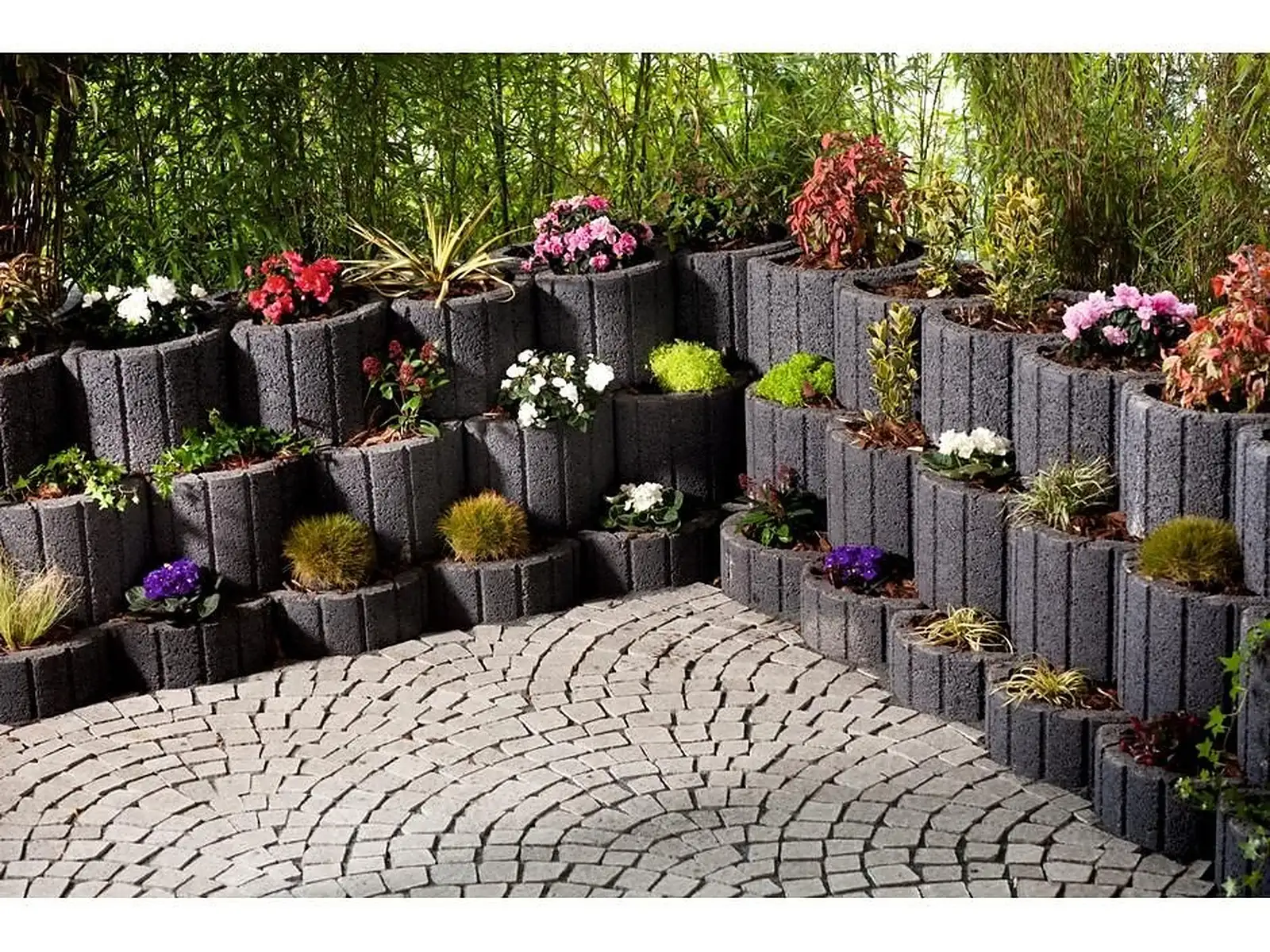 Pflanzringe mit Blumen über einem Bogen aus Kopfsteinpflaster